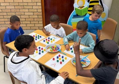 Uitreik na laerskoolkinders in Goliath Estate